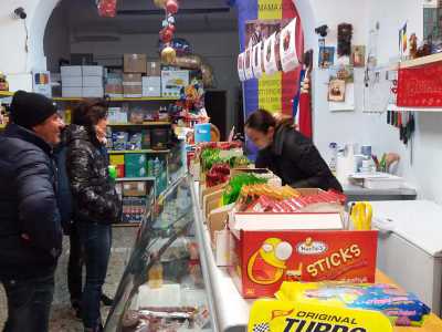 All'interno del negozio si trova anche la moglie di Ciprian, Michela, che ci descrive alcuni dei prodotti tipici venduti